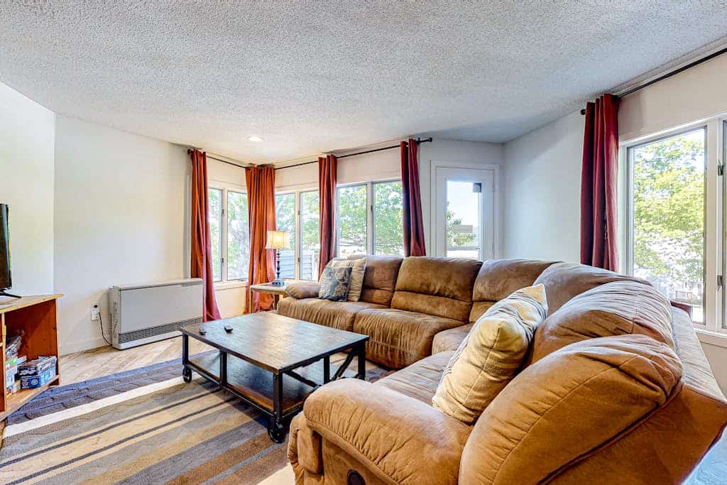 Four-level condo near Story Land w/mtn views, private washer/dryer, & gas grill