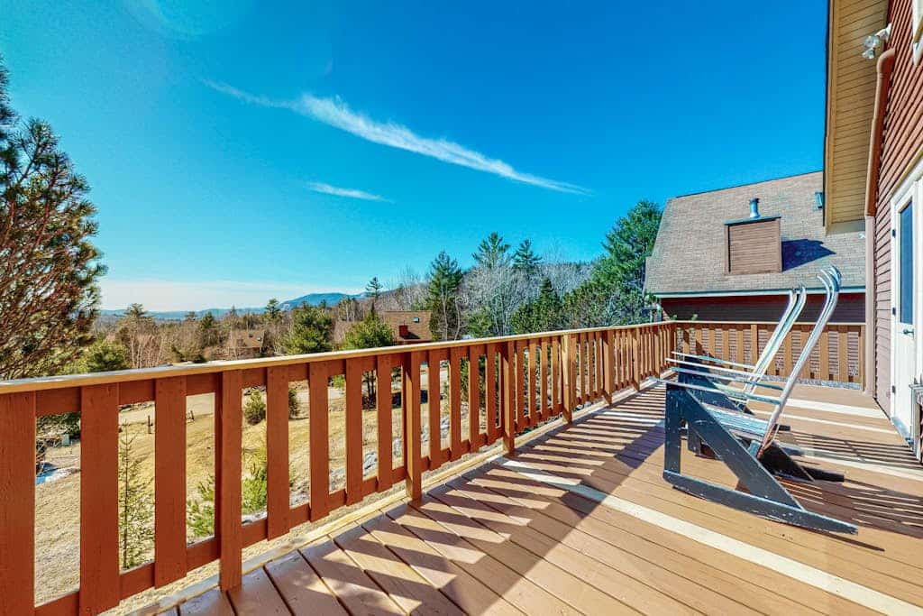 Charming retreat + loft w/deck, gas grill, private washer/dryer, and jetted tub