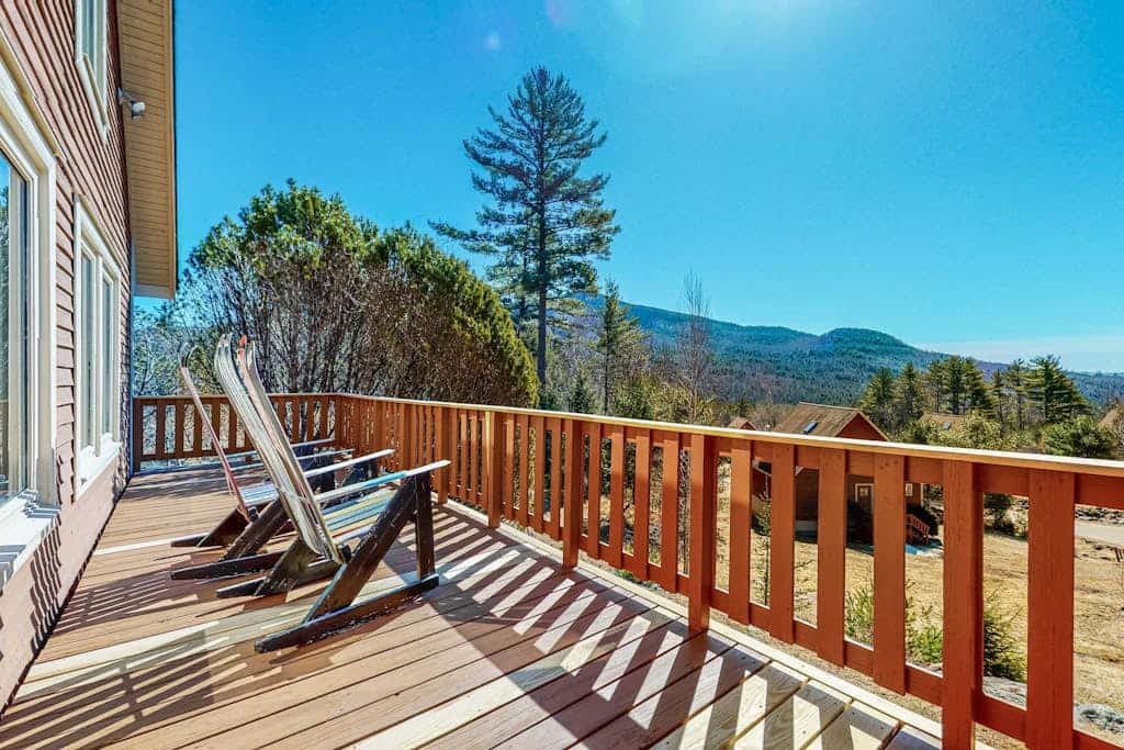 Charming retreat + loft w/deck, gas grill, private washer/dryer, and jetted tub