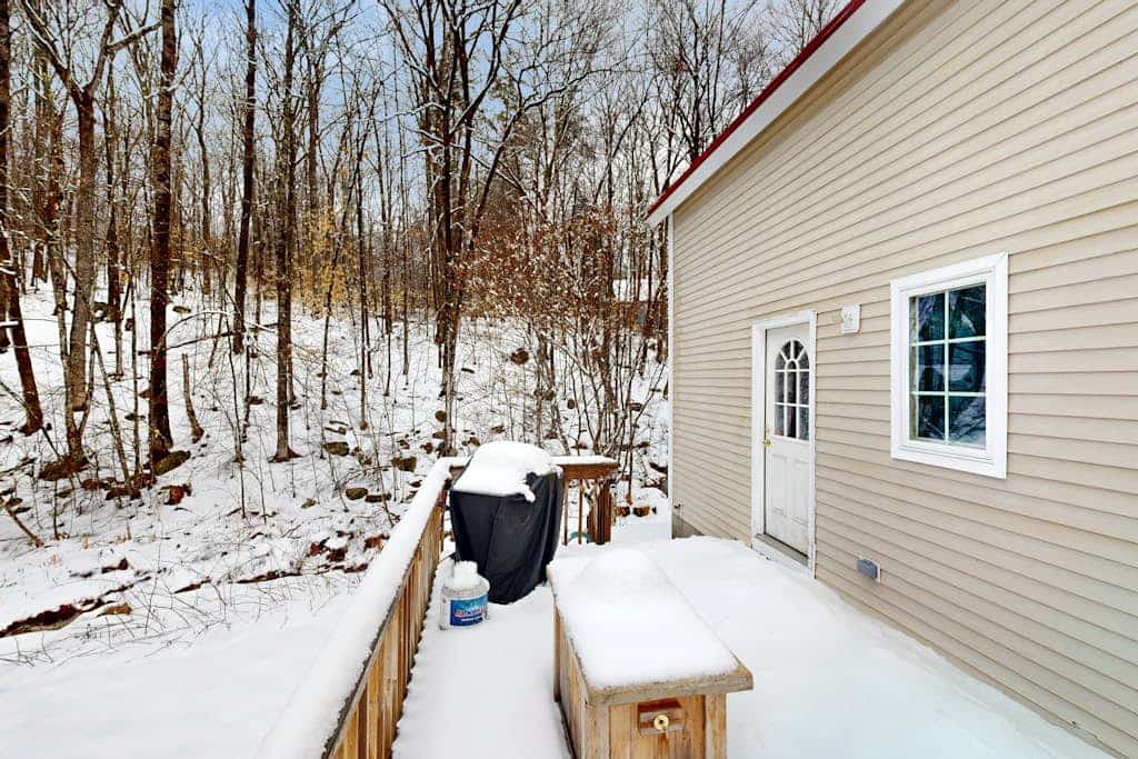 Dog-friendly home + loft w/deck and gas grill, private washer/dryer, & free WiFi