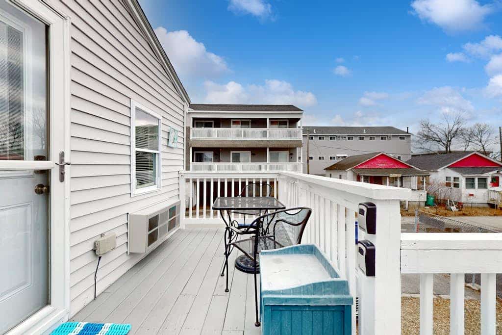 Cute getaway near the beach with full kitchen, fast WiFi, & furnished deck