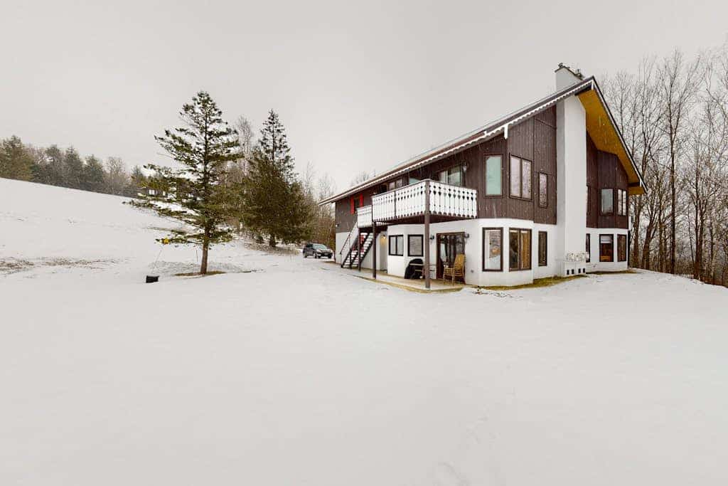 Dog-friendly condo near skiing with amazing Mt.Washington views, fireplace & W/D