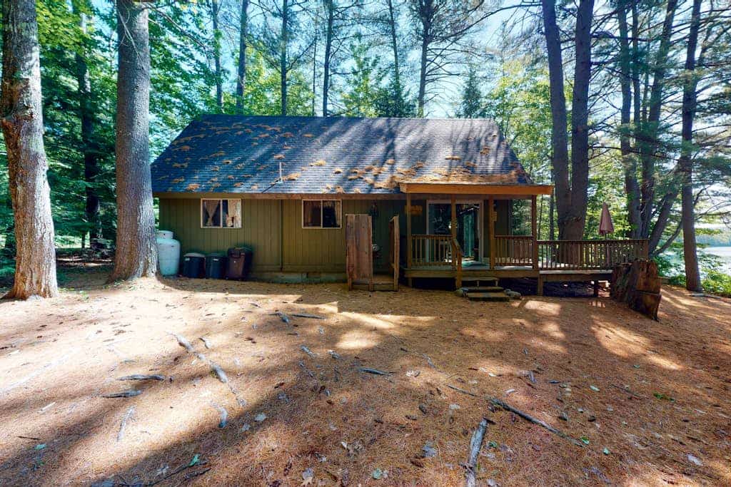 Secluded waterfront cabin with private dock, kayak, canoe, gas grill & deck