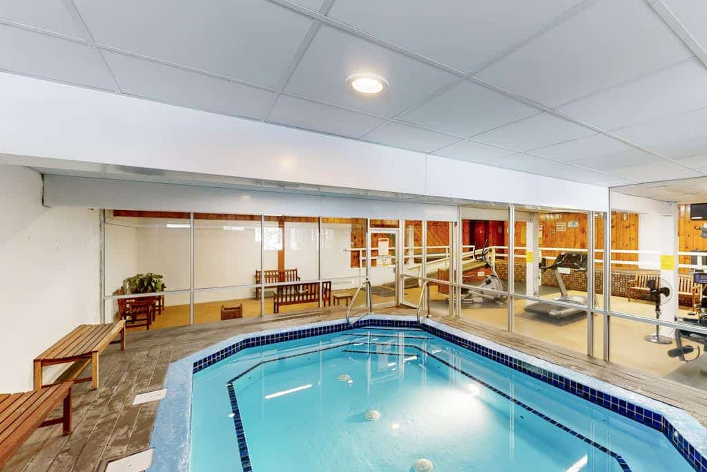 Snowbird-friendly home with heated pool, sauna, game room, tennis, BBQ, W/D