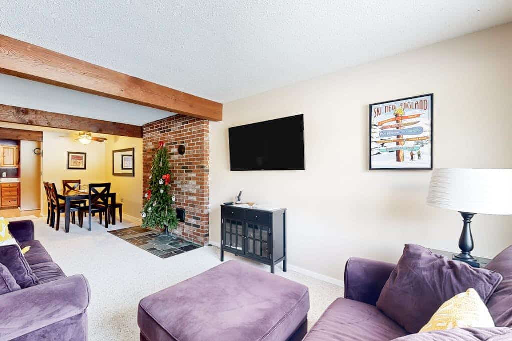 Snowbird-friendly home with heated pool, sauna, game room, tennis, BBQ, W/D