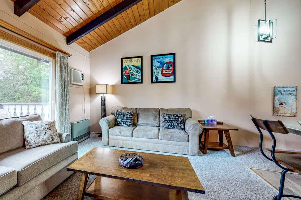 Sweet condo with fast WiFi, gas fireplace, & W/D - close to slopes