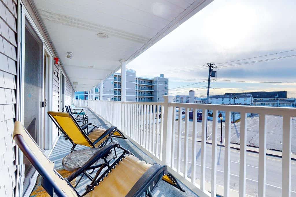 2nd-floor studio 1 block from the beach with pool, beach access, grills, & W/D