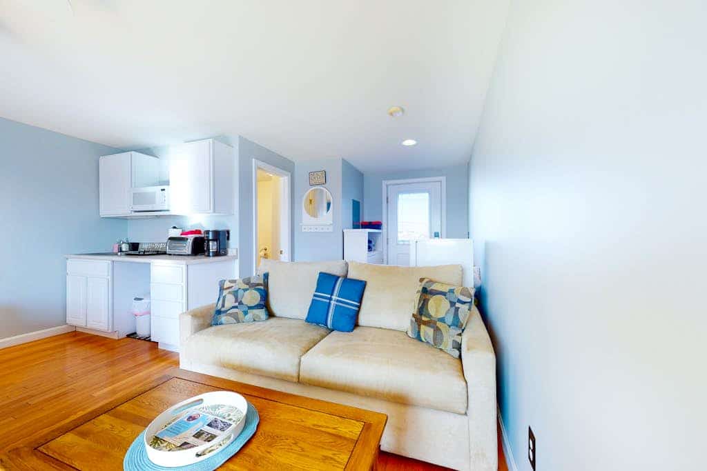 2nd-floor studio 1 block from the beach with pool, beach access, grills, & W/D
