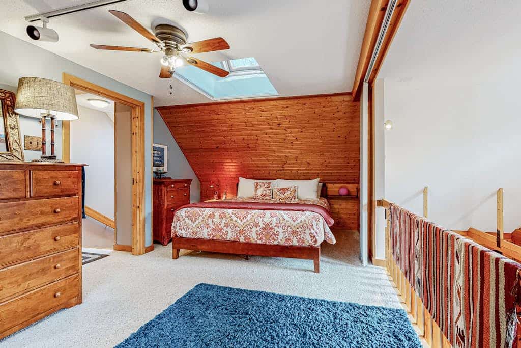 Secluded mountain getaway with private sauna, large deck, sweeping views & WiFi