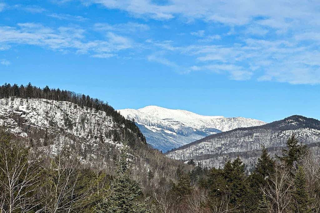 Mountain view, 2-story condo with fireplace & pool table - 1 mile to Story Land