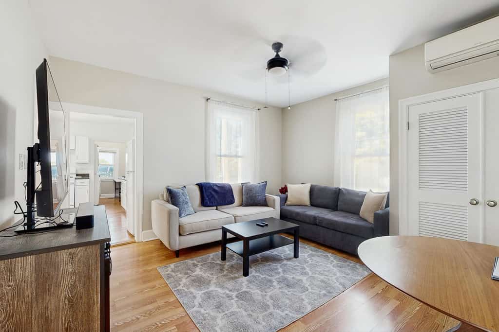 Munjoy Hill apartment w/ AC, walk to town & promenade