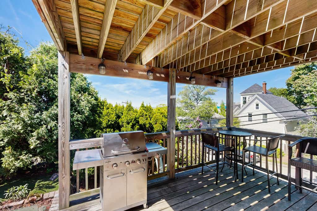 Munjoy Hill apartment w/ AC, walk to town & promenade