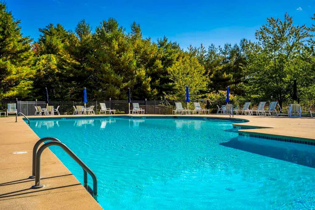 Summer Village Cottage: pool, hot tub, pickleball, game room & seacoast trolley