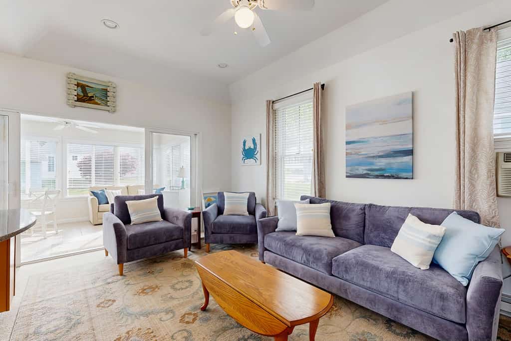 Summer Village Cottage: pool, hot tub, pickleball, game room & seacoast trolley