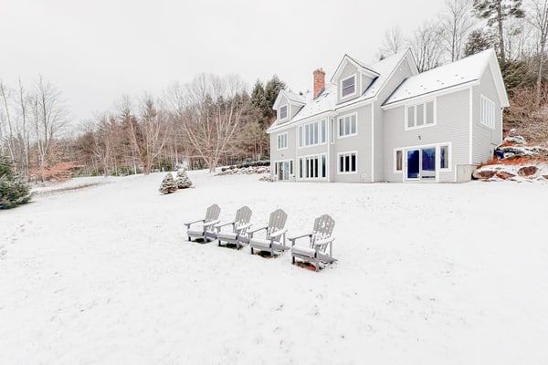 Lovely mountain retreat with amazing views, game room & firepit