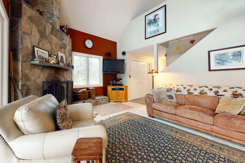 Cozy, Dog-Friendly Home with High-Speed WiFi & Deck