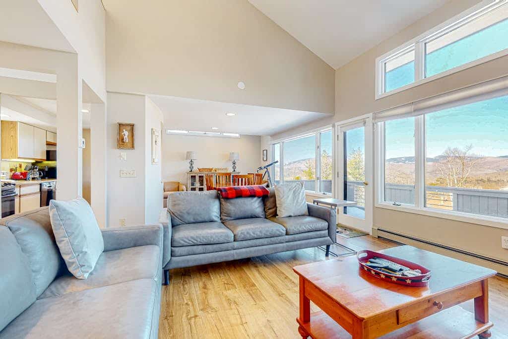 Mountain view retreat with fast WiFi, washer/dryer, & central AC