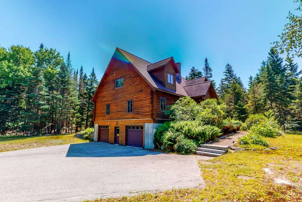 White Mountains Log Home with rec room, spacious deck, gas grill & loft - Dogs OK