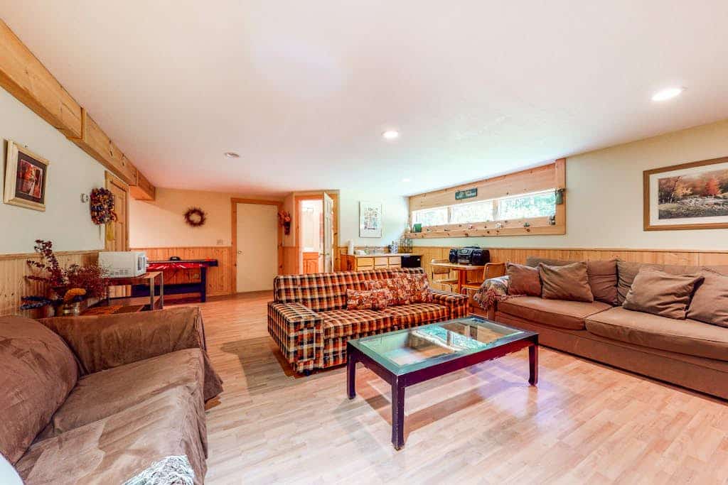 White Mountains Log Home with rec room, spacious deck, gas grill & loft - Dogs OK