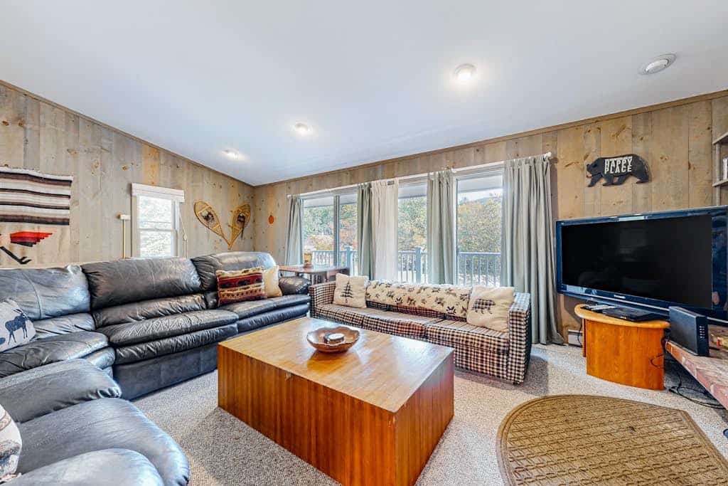 Charming townhome with pool, fireplace, skiing, fast WiFi, & washer/dryer