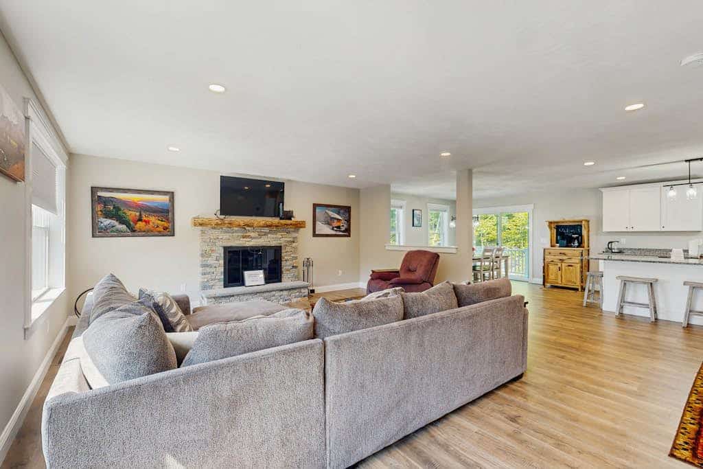 Mountain view home centrally located: All season outdoor entertainment
