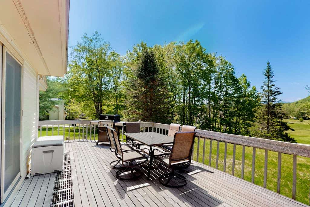Mountain view condo with gas fireplace, balcony, & grill - close to skiing