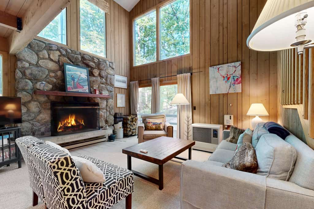 Central condo with Ping-Pong, outdoor pool, tennis, deck, & wood fireplace