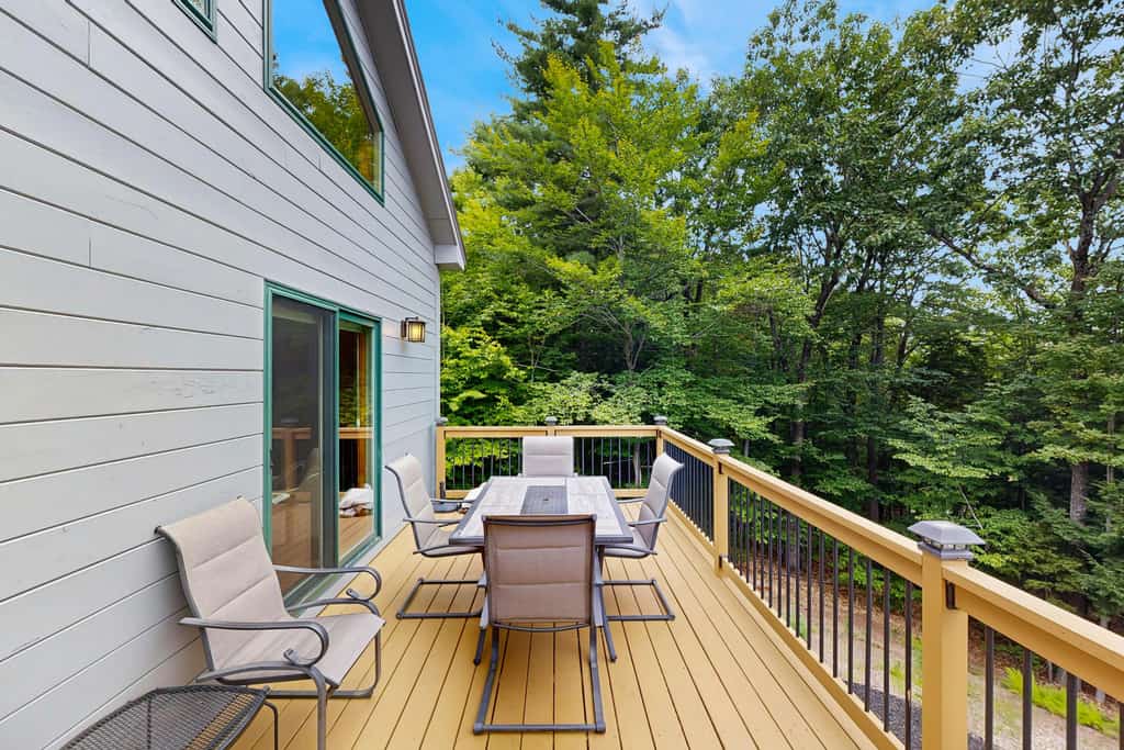 Mountain getaway close to ponds, hiking & skiing perfect for outdoor enthusiasts