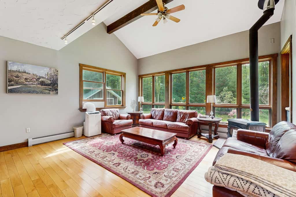 Private spacious retreat w/ large yard: near town, skiing, hiking & attractions