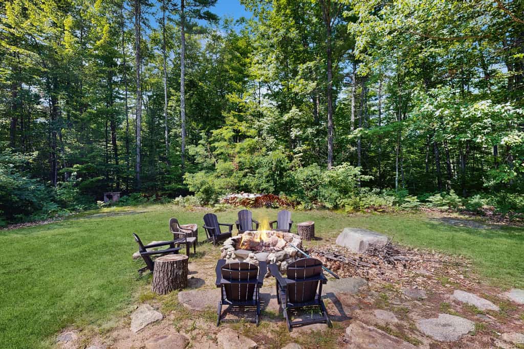 Private spacious retreat w/ large yard: near town, skiing, hiking & attractions
