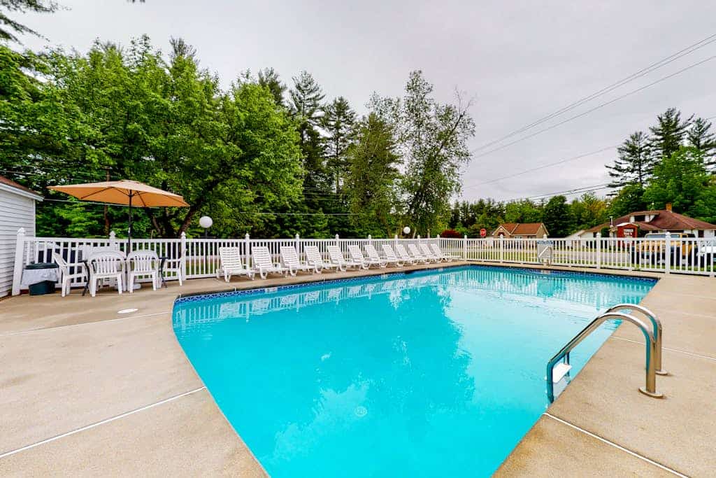 Charming and casual motel in a great location with shared resort amenities