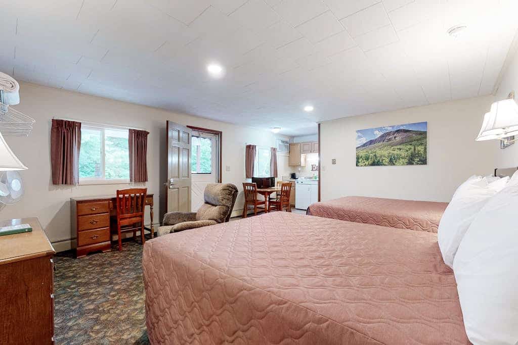 Charming and causal motel in a great location with shared resort amenities