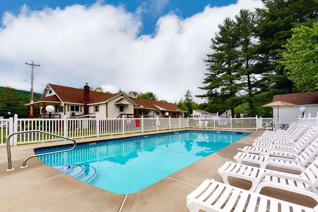Charming and causal motel in a great location with shared resort amenities