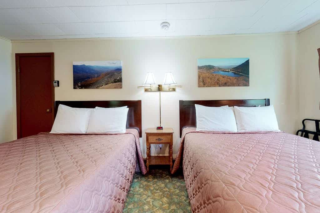 Charming and casual motel in a great location with shared resort amenities