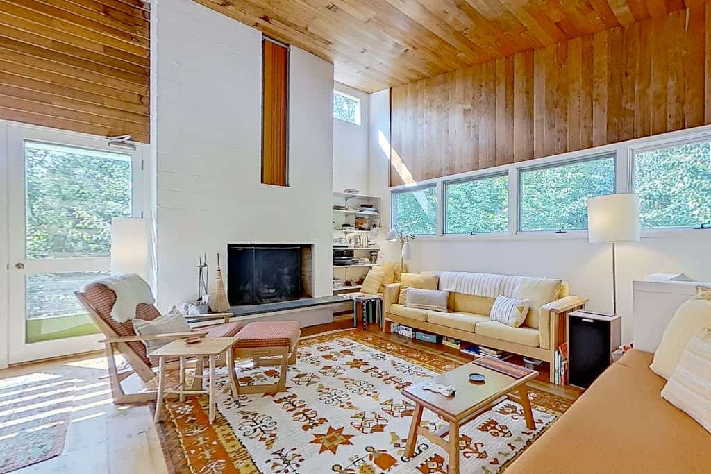 Lovely home with nearby skiing, mountain view, patio, & full kitchen