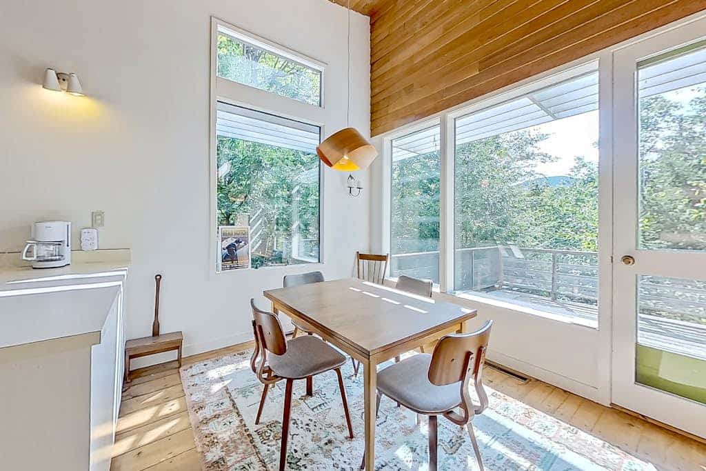 Lovely home with nearby skiing, mountain view, patio, & full kitchen