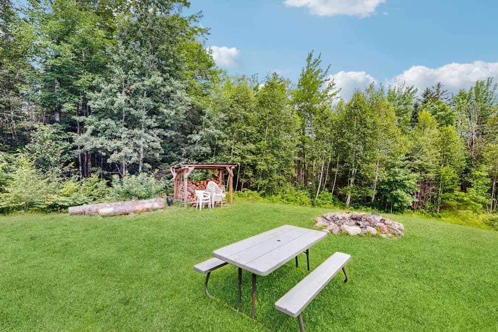 Dog-friendly home with huge yard - near swimming hole, snowmobiling