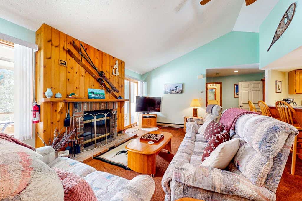 Mountain-view, riverfront retreat with seasonal AC, pool, tennis, washer/dryer