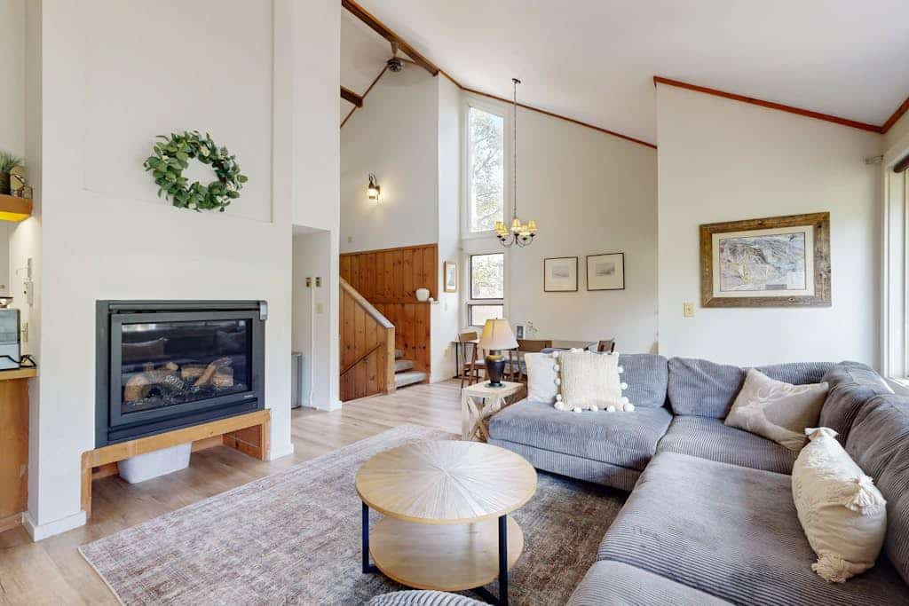 Mtn-view condo with 3 hot tubs, 4 pools, sauna, game room, tennis, fireplace