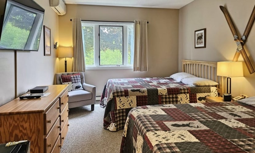 Mountain view efficiency: walk to slopes & town, pool, gym, rec room