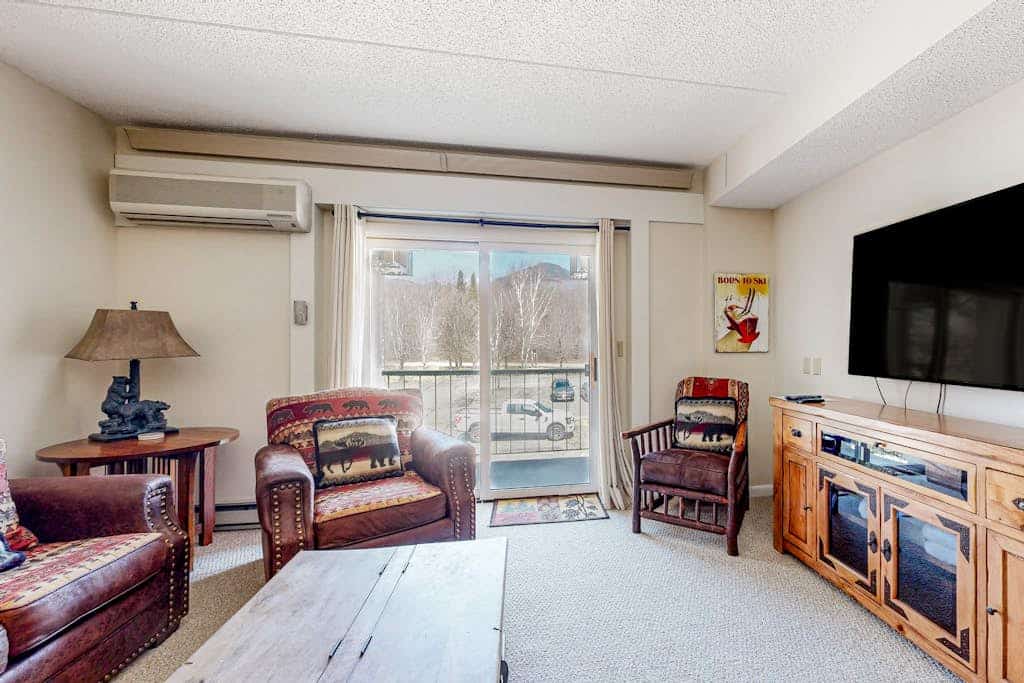 Mountainside condo at ski lift w/ pool, rec room & great location