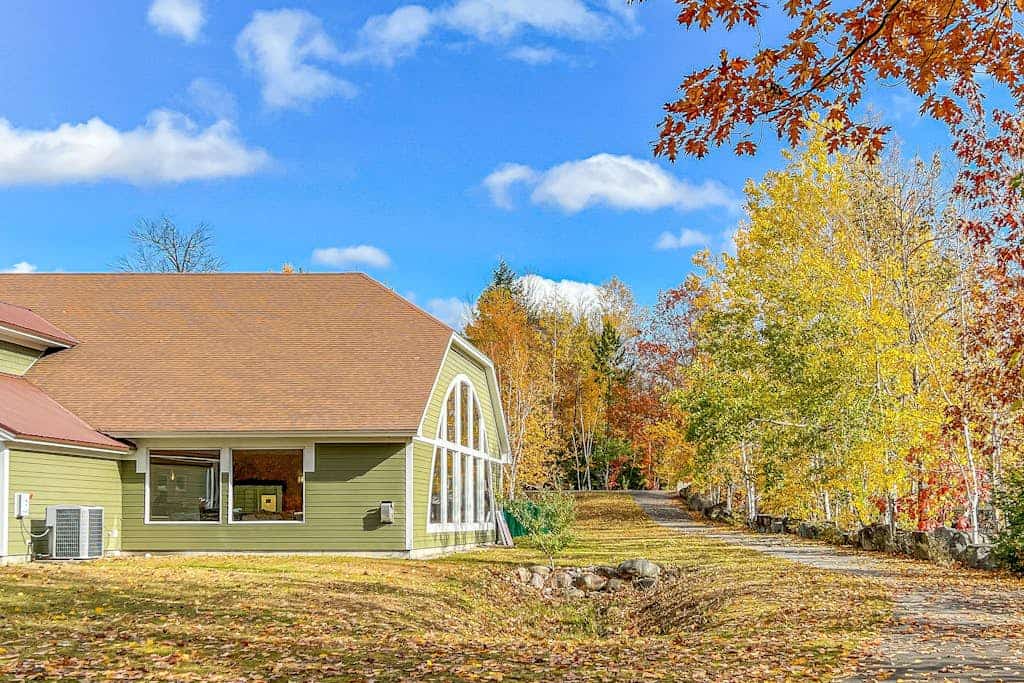 Mountain view efficiency: walk to slopes & town w/ pool, gym & rec room