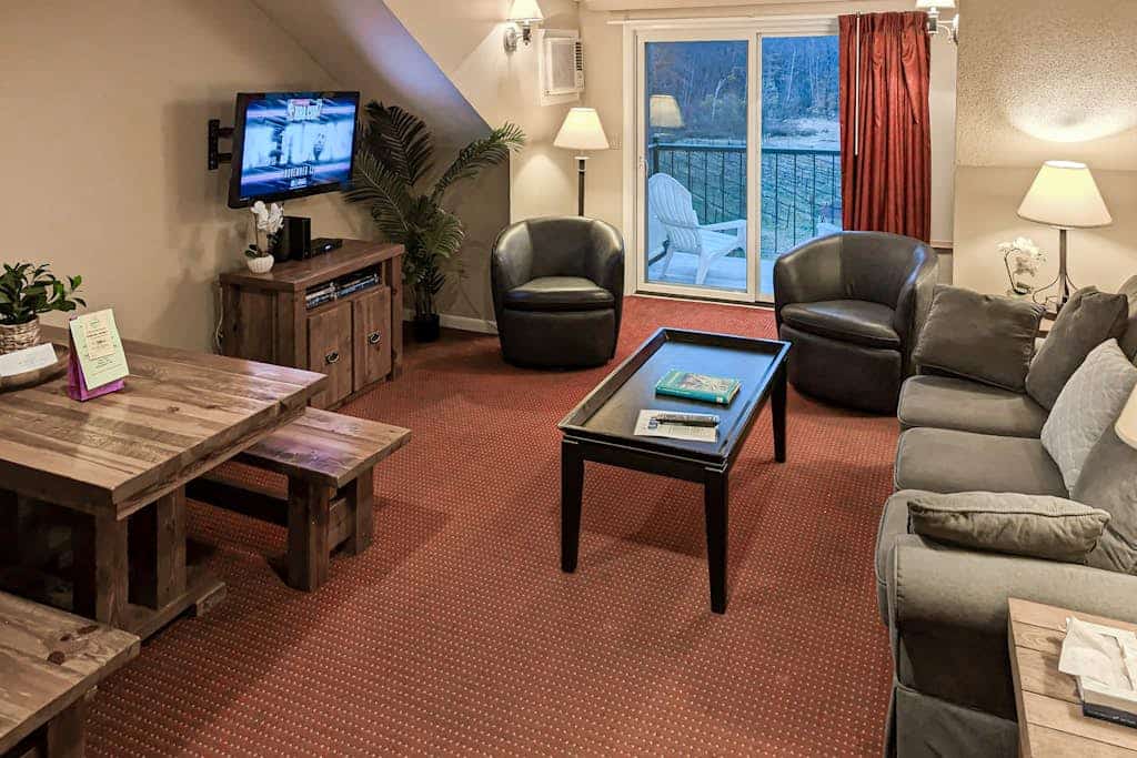 Mountainside condo w/ pool & rec room: walk to ski lift & town