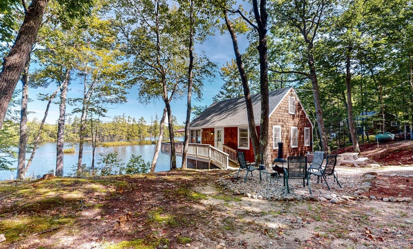 Lakefront cottage with deck, patio, firepit, AC & W/D - secluded location