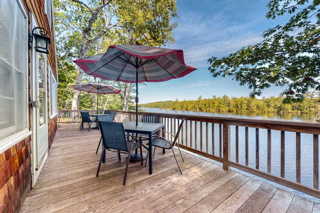Lakefront cottage with deck, patio, firepit, AC & W/D - secluded location