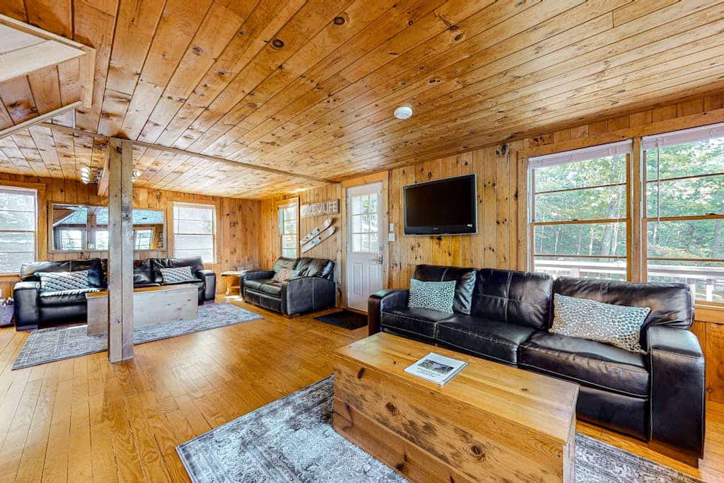 Lakefront cottage with deck, patio, firepit, AC & W/D - secluded location