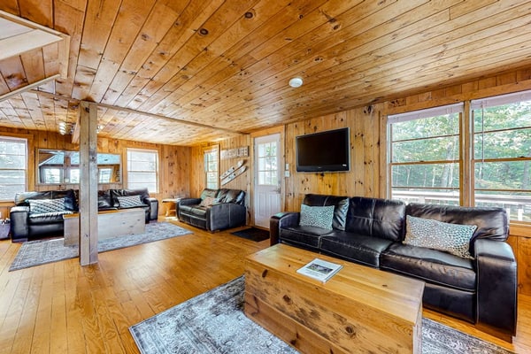 Lakefront cottage with deck, patio, firepit, AC & W/D - secluded location