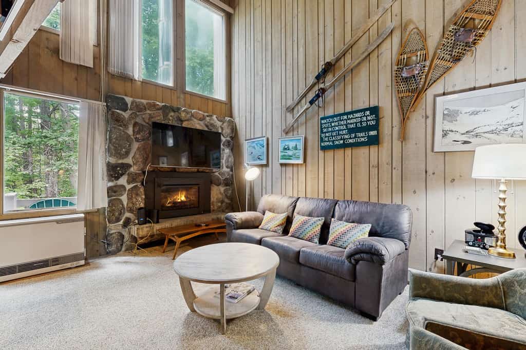 3-story condo near skiing with Ping-Pong, foosball, fireplace, balcony, & W/D