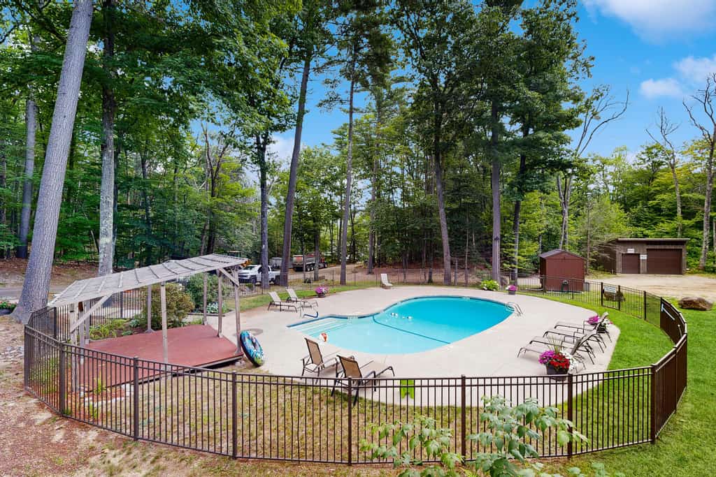3-story condo near skiing with Ping-Pong, foosball, fireplace, balcony, & W/D
