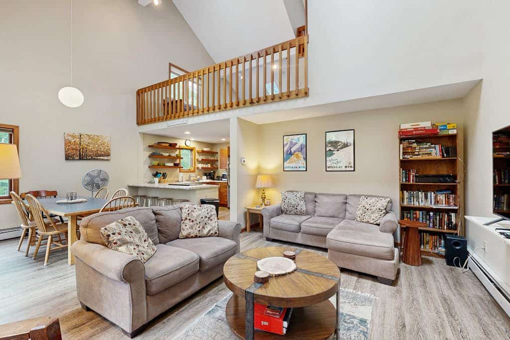 Family-friendly mountain townhome w/ shared pool - right in town